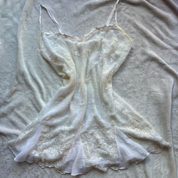 American Vintage Dresses & Skirts - 90s Vintage Flora white Floral Lace V-Neck Slip Dress w/ Ruffle Hem